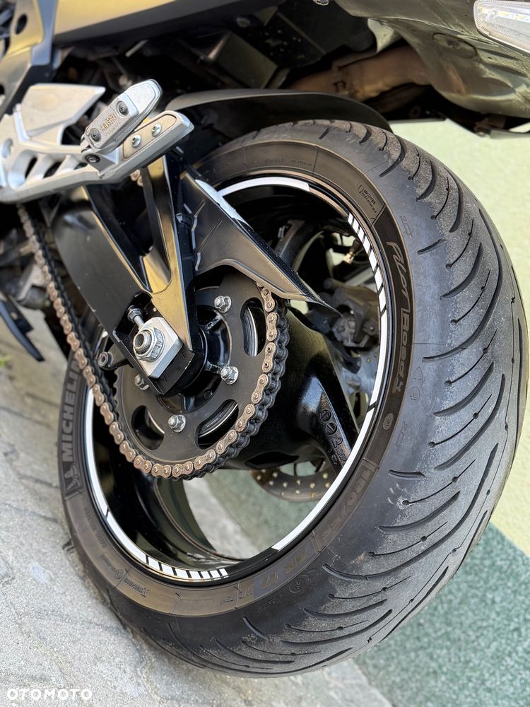 Suzuki GSR - 22