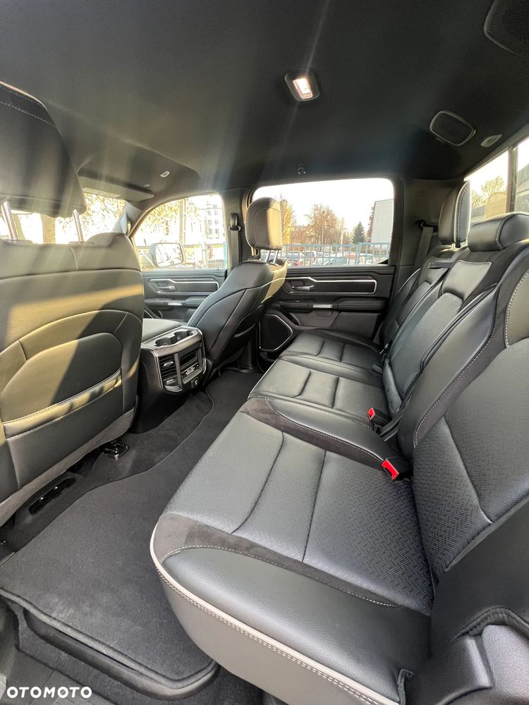RAM 1500 Laramie Sport - 32