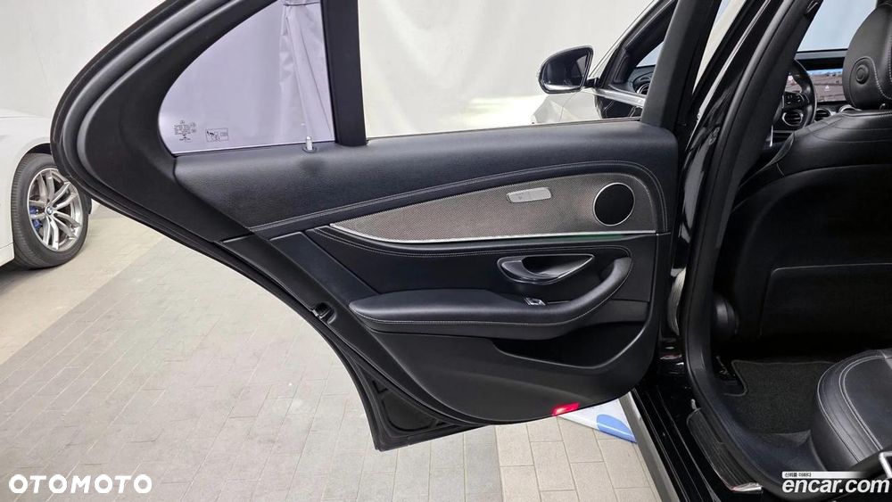 Mercedes-Benz Klasa E 300 9G-TRONIC AMG Line - 24