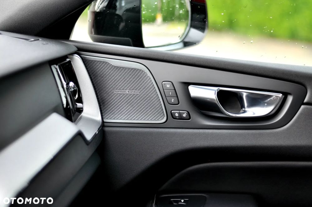 Volvo XC 60 T6 AWD Plug-In Hybrid R-Design - 28