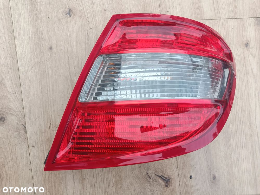 MERCEDES W204 C-klasa 07-11 Kombi Lampa Tylna Tył Prawa Igła - 1