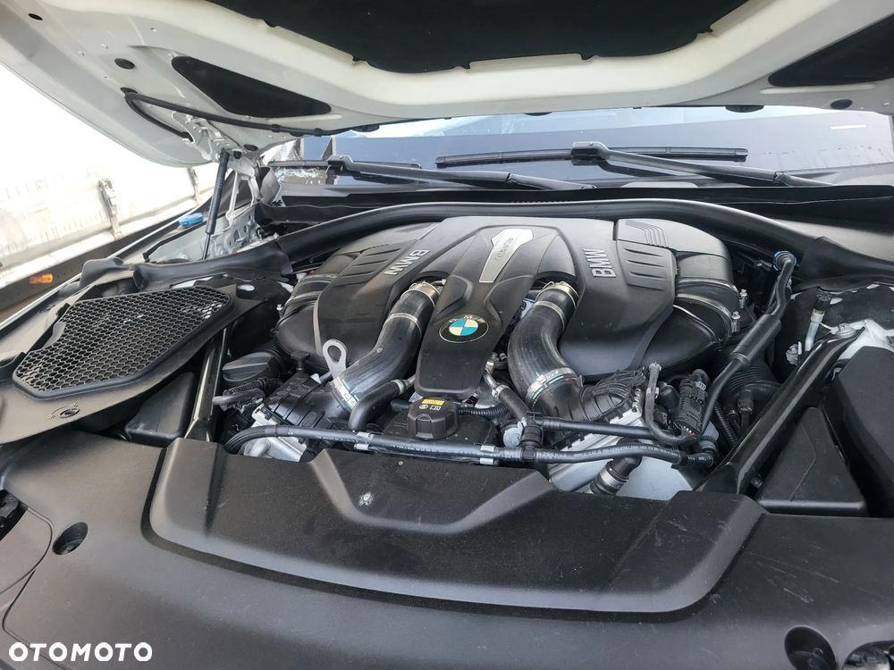 BMW Seria 7 750Li xDrive - 9