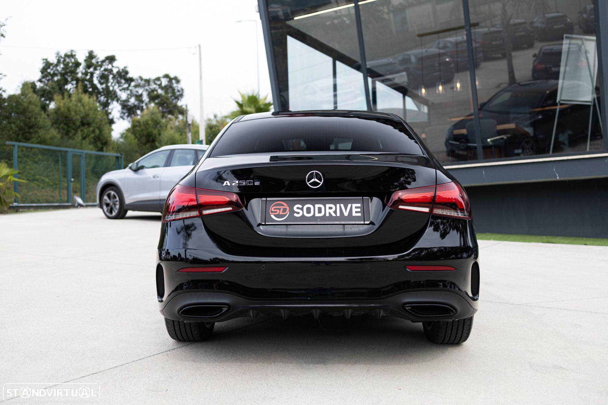 Mercedes-Benz A 250 Limousine e AMG Line - 38