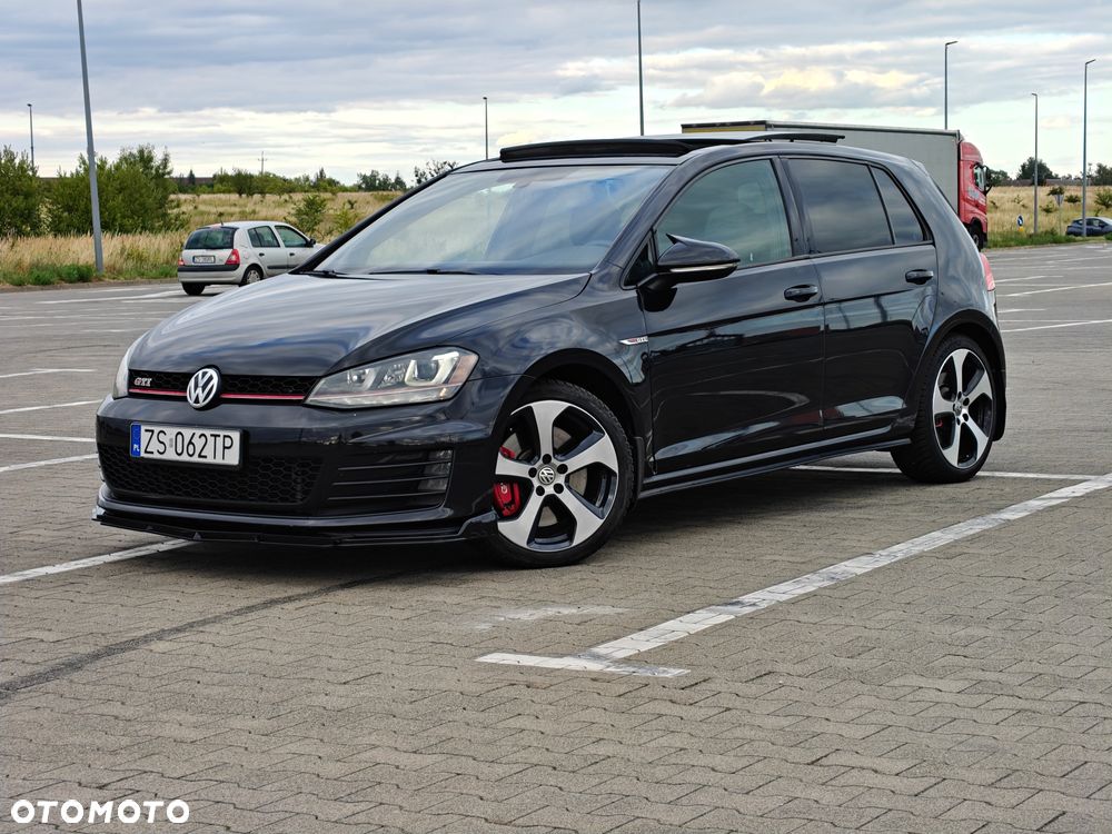 Volkswagen Golf - 1