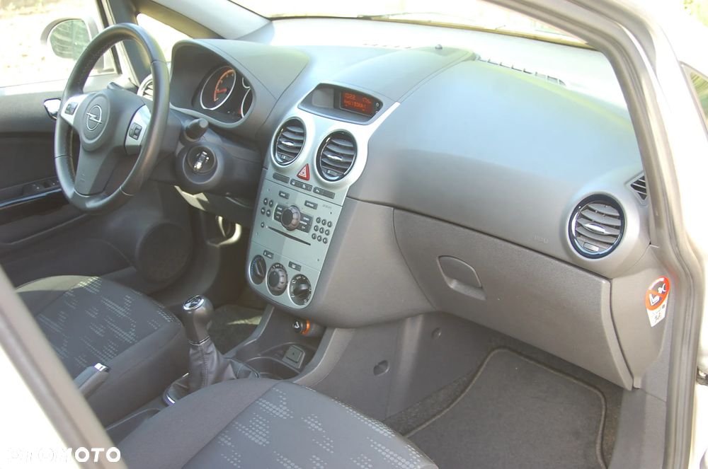 Opel Corsa 1.4 16V Energy - 30