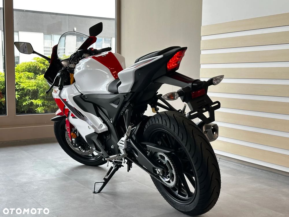 Yamaha YZF - 4