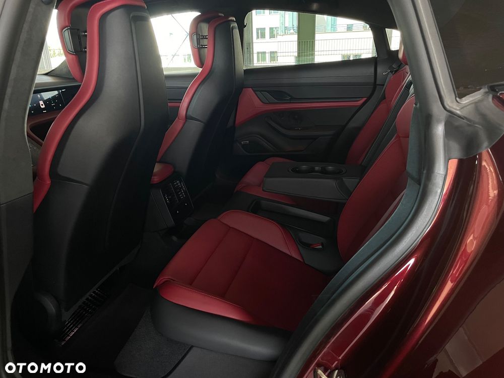 Porsche Taycan Turbo - 25