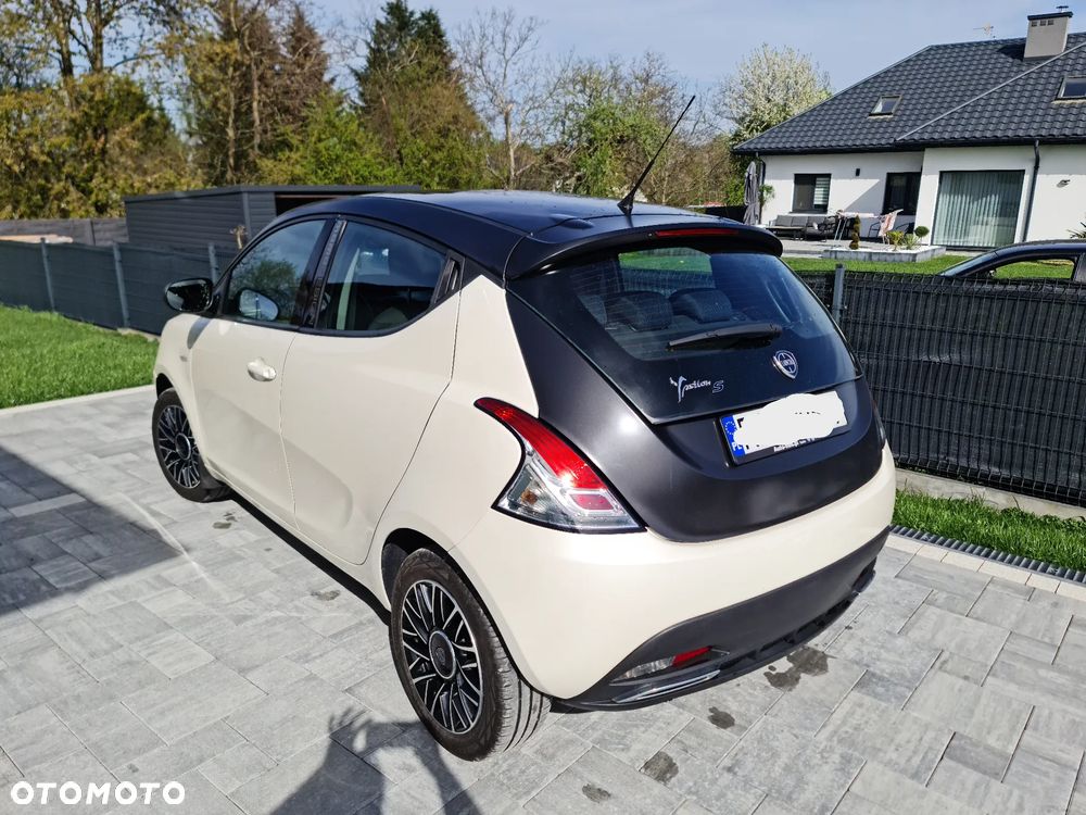 Lancia Ypsilon 1.2 8V Momo S&S - 9