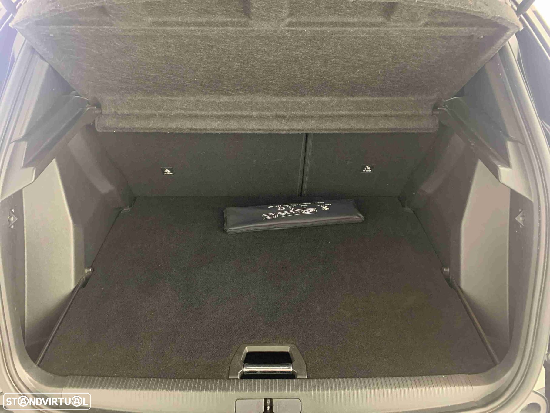 Peugeot 2008 1.2 PureTech Allure EAT8 - 14