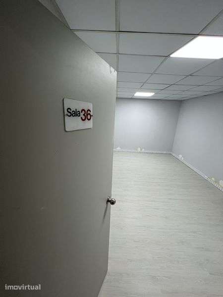 Sala / Escritorio / Espaço para atividades profissionais - Grande imagem: 2/3
