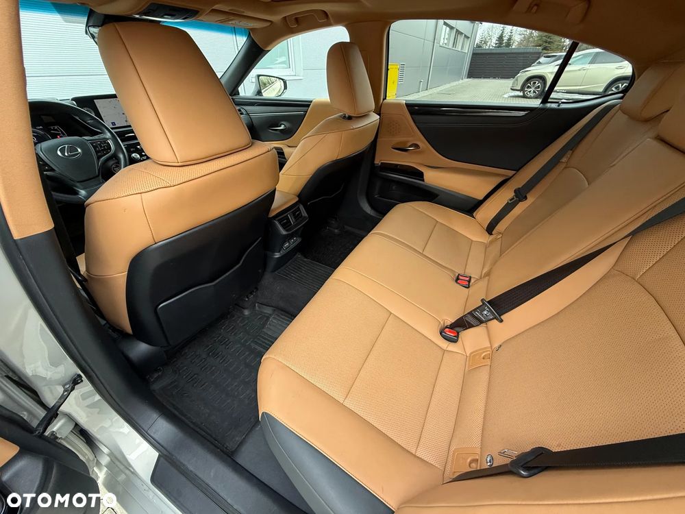 Lexus ES 300h Business Edition - 16