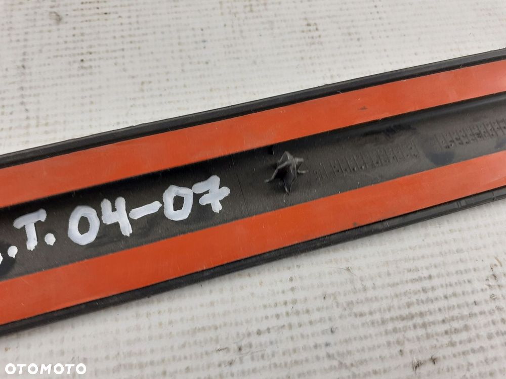 Listwa drzwi lewa tył Volvo S40 V50 2004-2007 rok. - 4