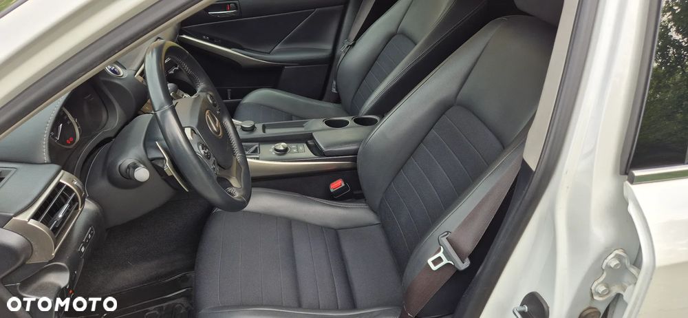 Lexus IS 300h Elite - 12