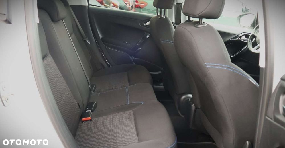 Peugeot 208 - 13