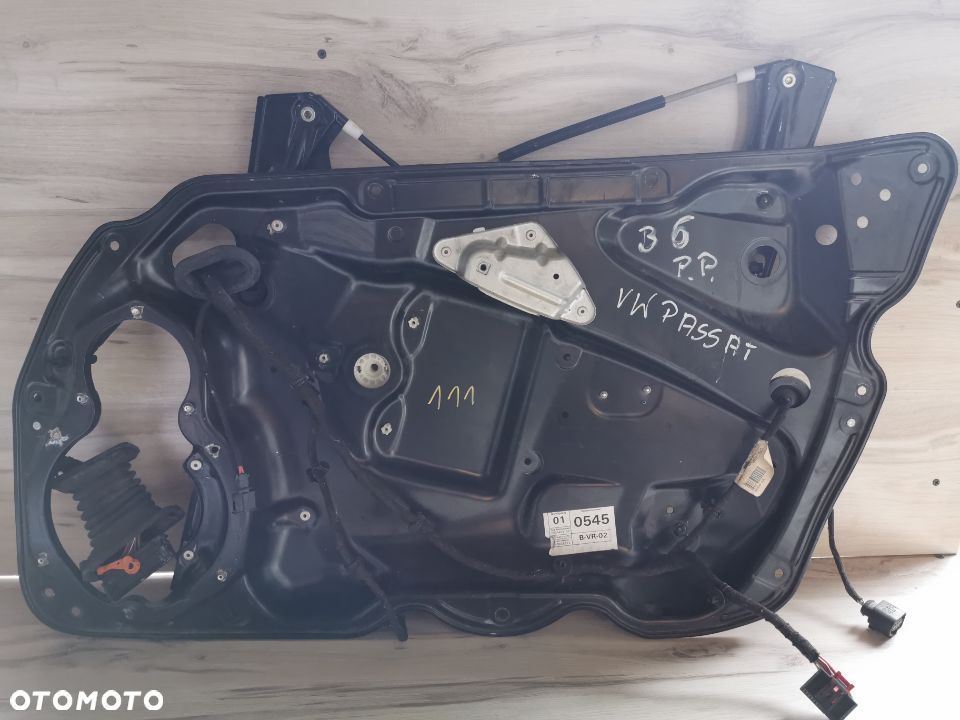 Podnośnik szyby prawy przedni Passat B6  Europa