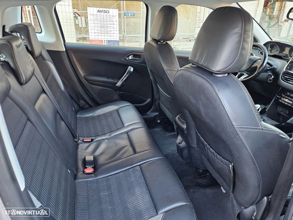 Peugeot 2008 1.2 PureTech Allure - 12
