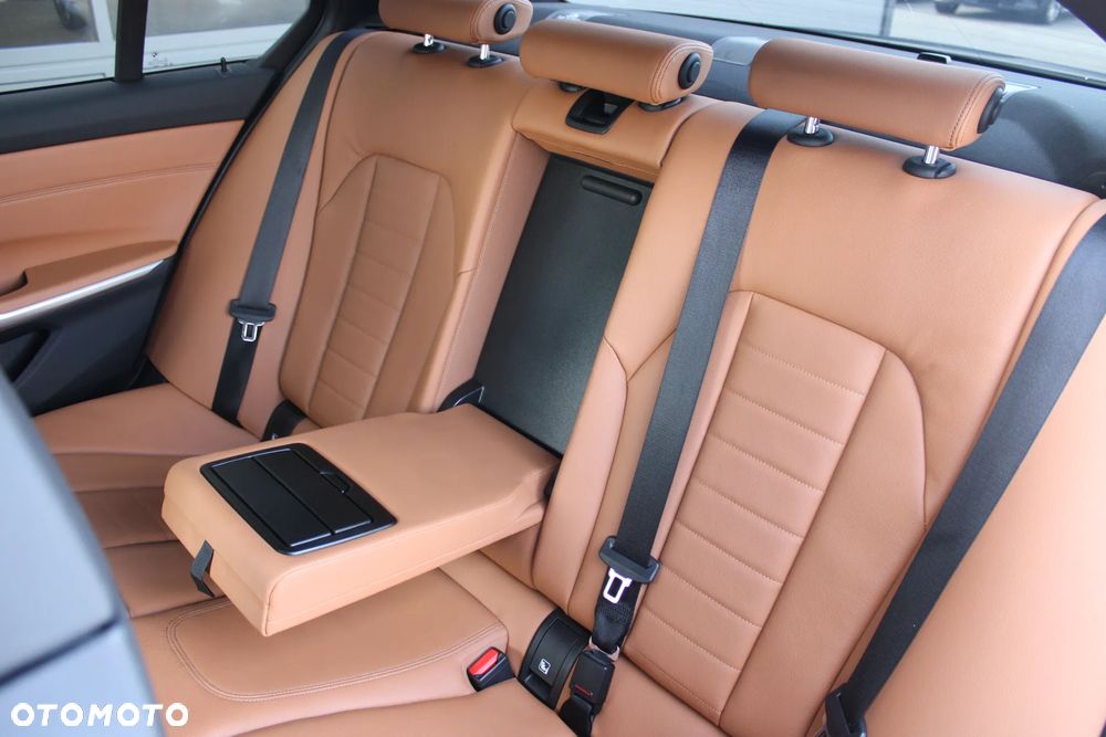 BMW Seria 3 M340i xDrive - 26