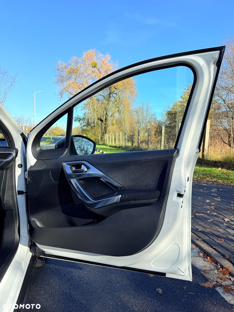 Peugeot 2008 1.2 Pure Tech Allure S&S - 9