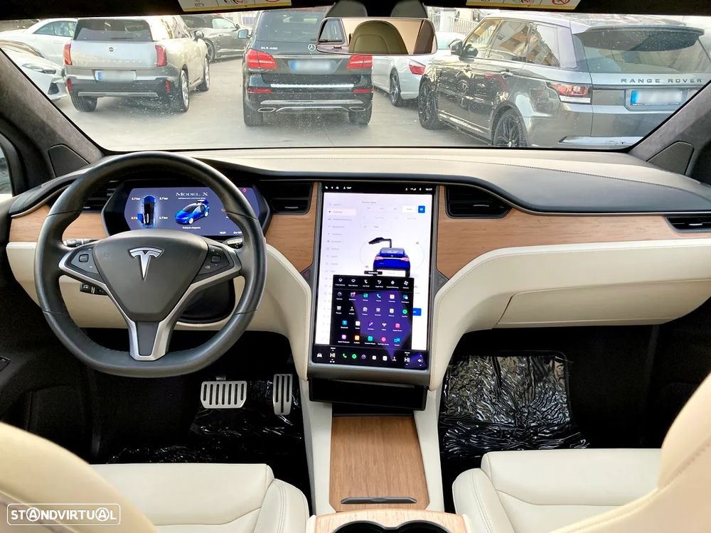 Tesla Model X - 9
