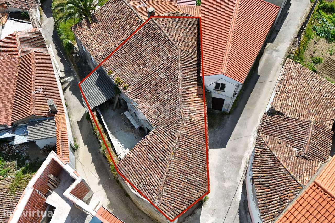 Moradia T3 com Terraço para Remodelar | Vale de Colmeias