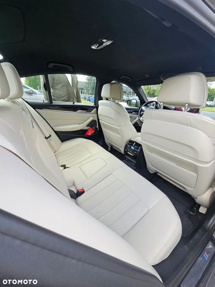 BMW Seria 5 M550i xDrive - 12