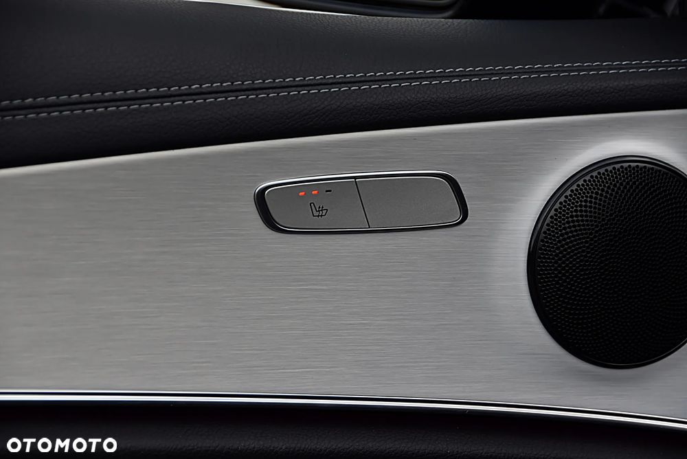Mercedes-Benz Klasa E 220 d 4-Matic 9G-TRONIC - 34