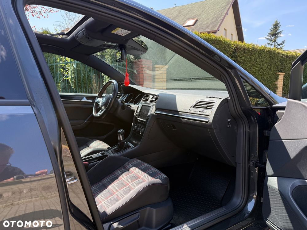 Volkswagen Golf - 22