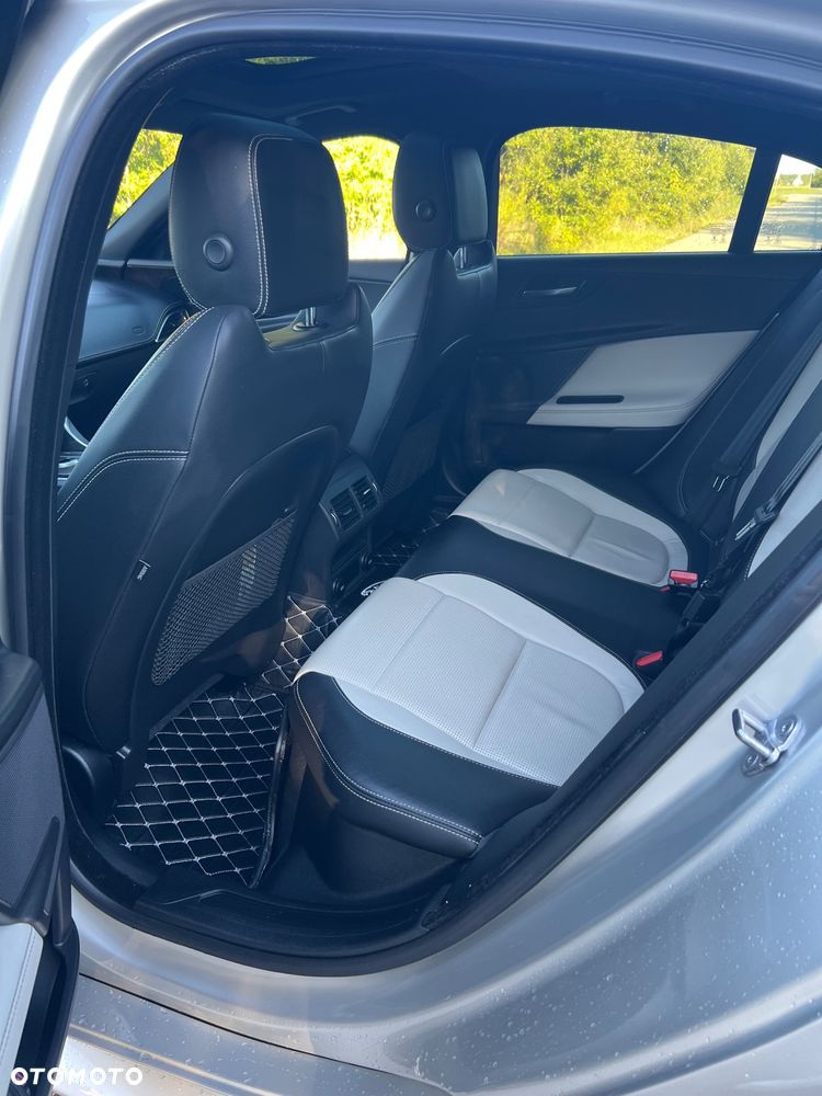 Jaguar XE S - 12