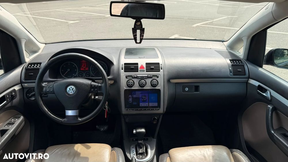 Volkswagen Touran - 12