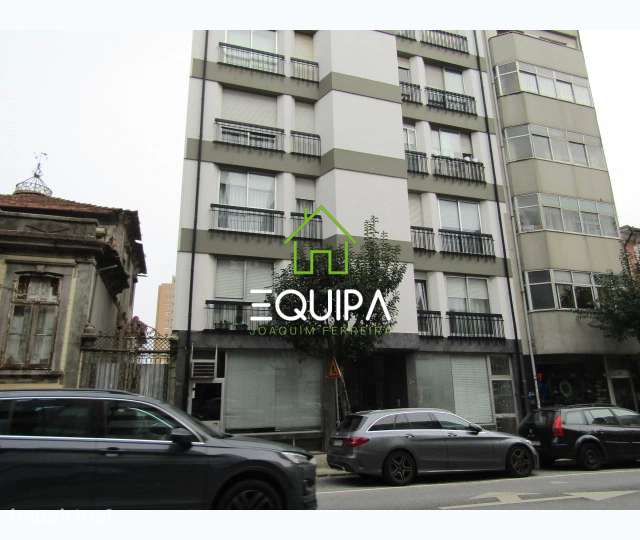 Espaço comercial licenciado para comercio e serviços na Rua 5 de Out - Grande imagem: 2/15