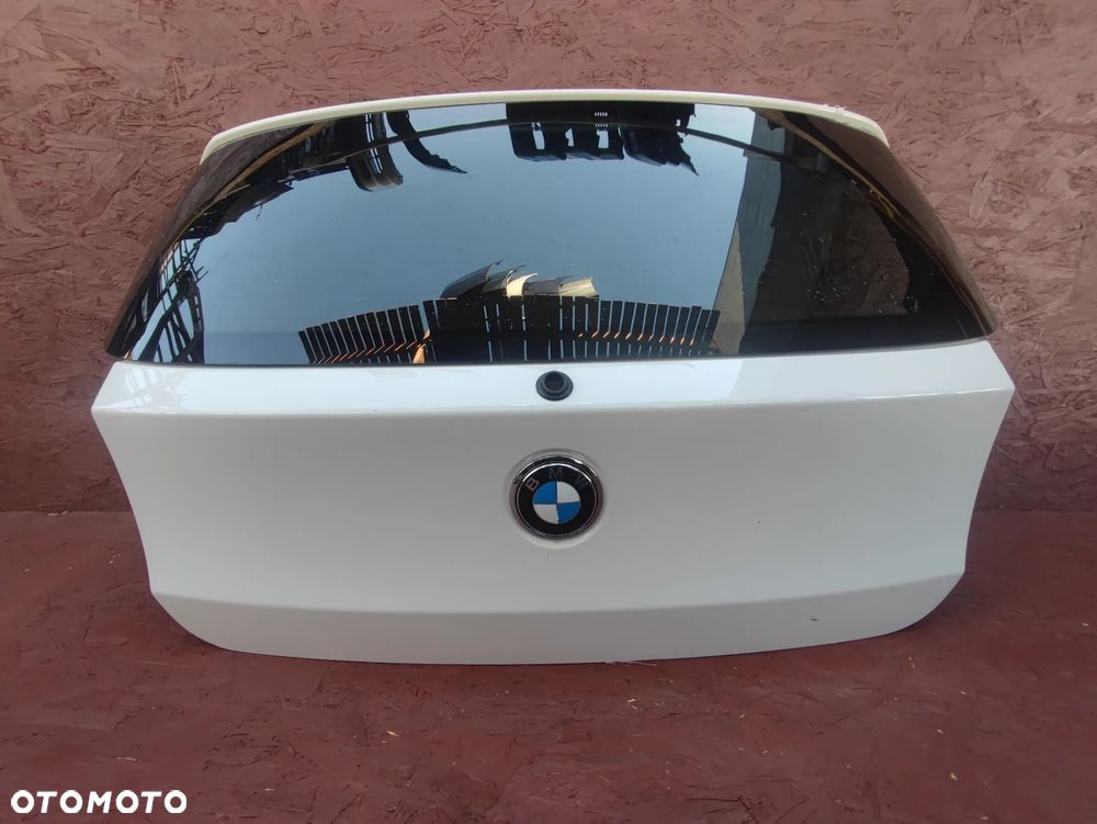 BMW E81 / E87LCI / E87 ORYGINALNA KLAPA BAGAŻNIKA TYŁ W KOLORZE  ALPINEWEISS III O KODZIE A300 O NR.  41 62 7 133 898 / 41 62 4 391 291 OEM W DOBRYM STANIE
