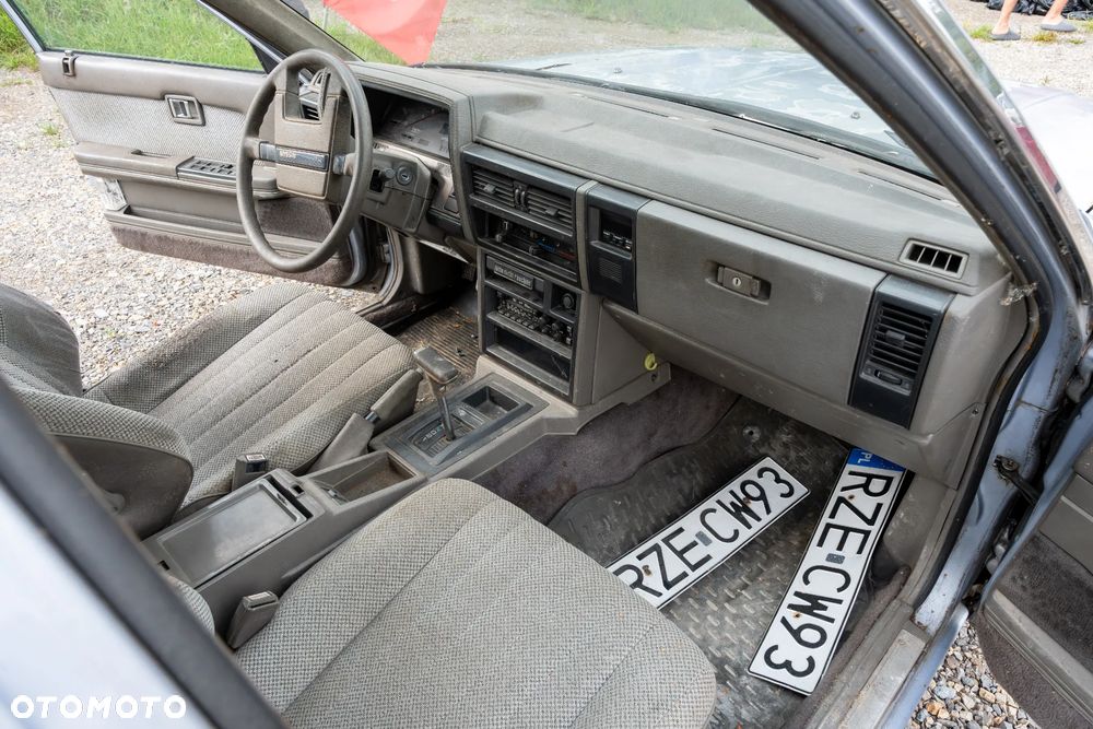 Nissan Laurel - 17