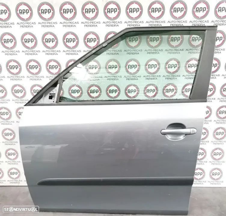Portas Skoda Fabia de 2011 frente direita e esquerda - 2
