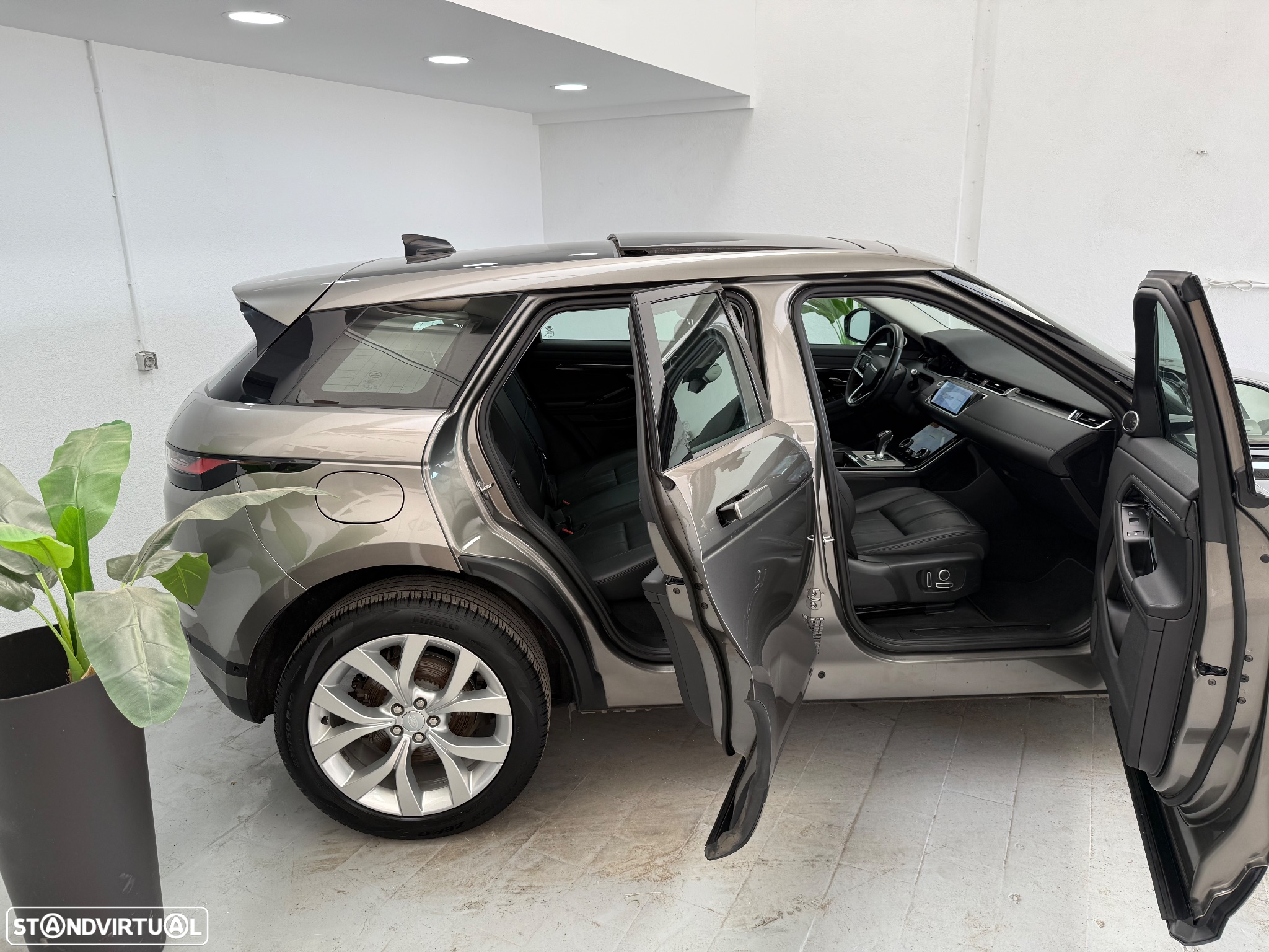 Land Rover Range Rover Evoque 1.5 P300e AWD HSE Auto - 4