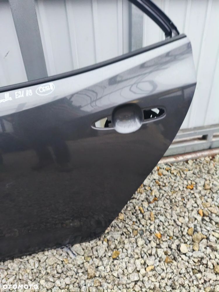 TOYOTA COROLLA E21 HB DRZWI TYLNE LEWE POZNAŃ GIEŁDA X804 - 2