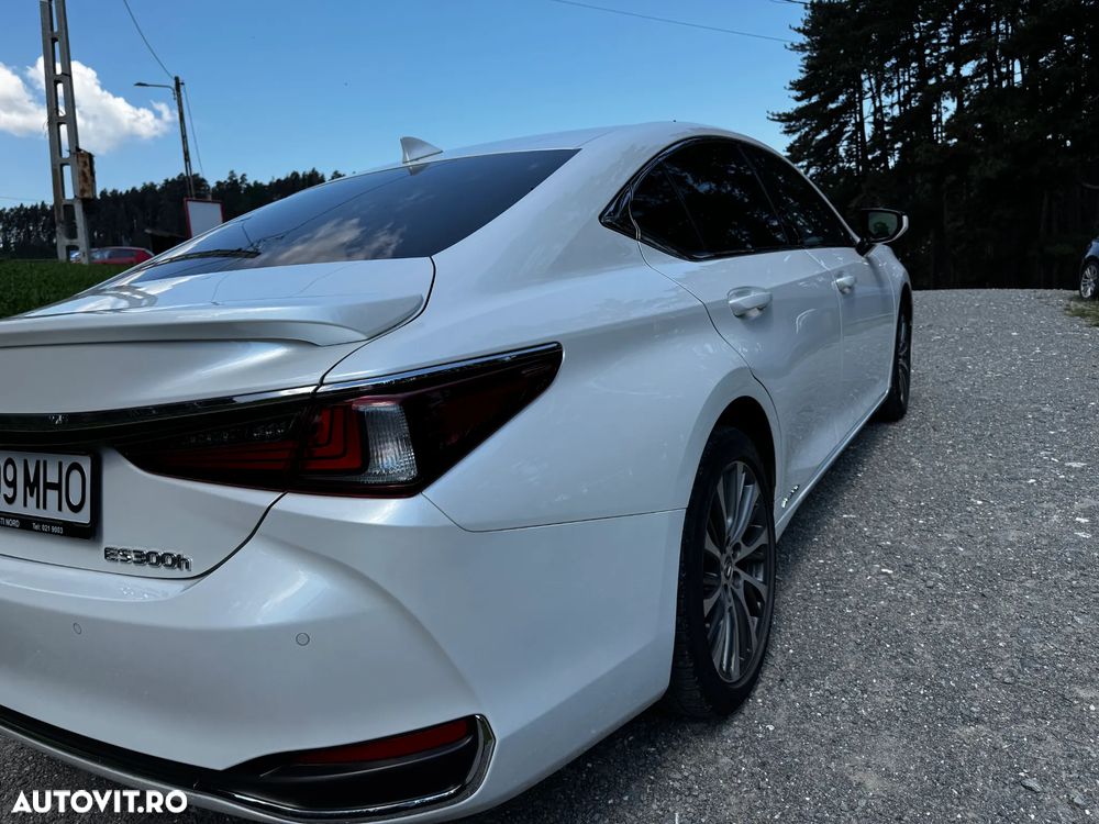 Lexus Seria ES 300h 2.5 TNGA HV 25H- 4X2 CVT Business - 4