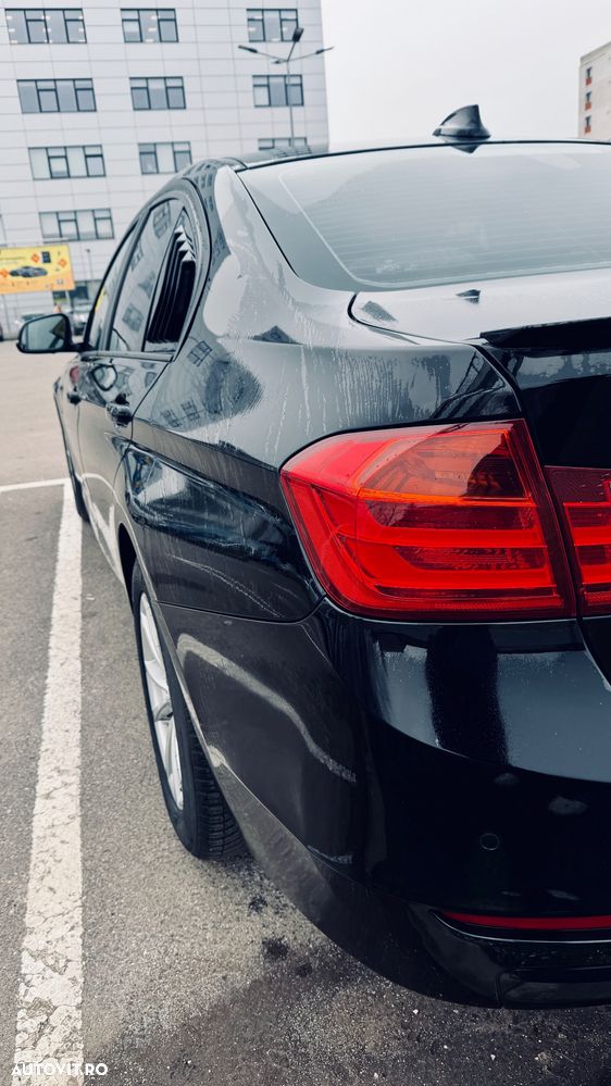 BMW Seria 3 320i - 5