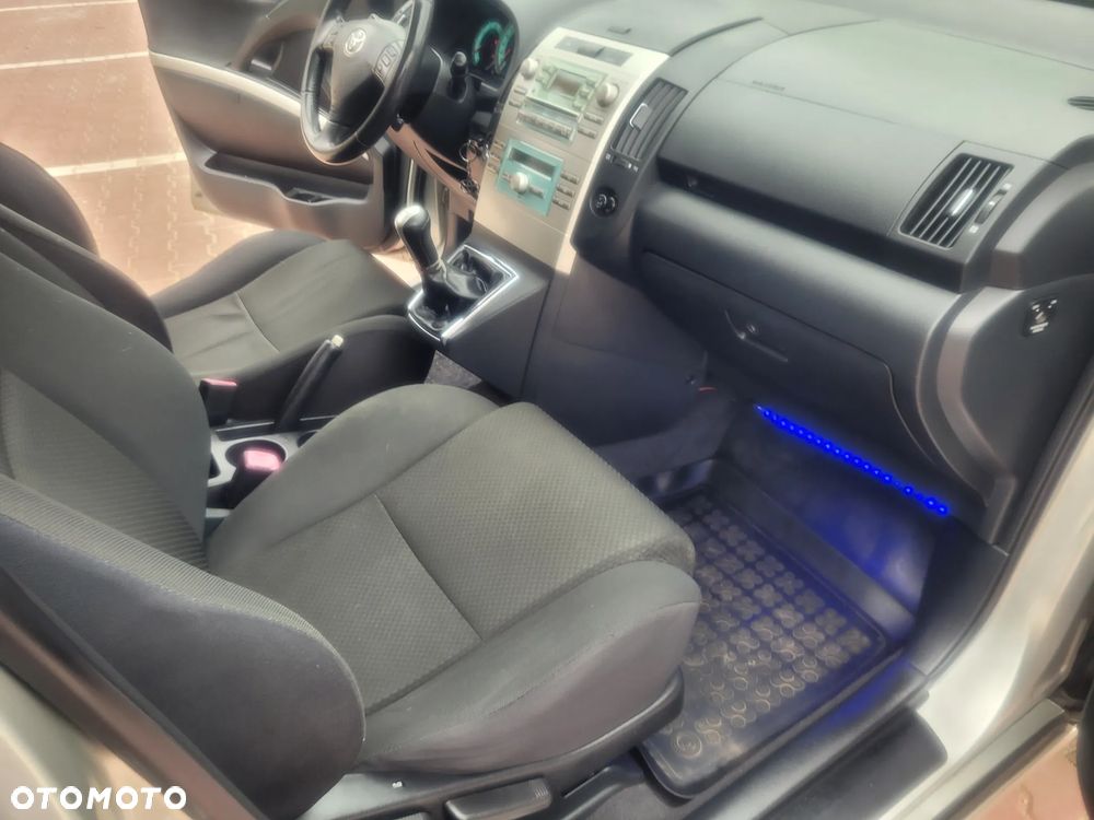 Toyota Corolla Verso 2.0 D-4D - 9
