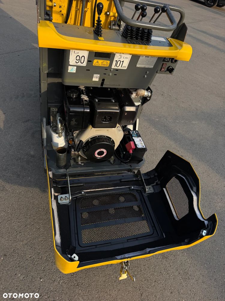 Wacker Neuson DT08 Diesel! Wozidło Samo-załadowcze 1 tona ładowność.  silnik YANMAR Kiprowanie i załadunek  własny HYDRAULICZNY. Wywrotka do specjalistycznych zadań. Bardzo mała wielkościowo a szybka i wydajna! Odpala na Kluczyk. Wywrotka sprowadzona z Norwegii z Urzędu komunalnego. Badzo zadbana maszyna bez luzów i wycieków. OKAZJA TANIO. Podest do jazdy. Perfekcyjny stan! 2017rok.  900 MTG - 10