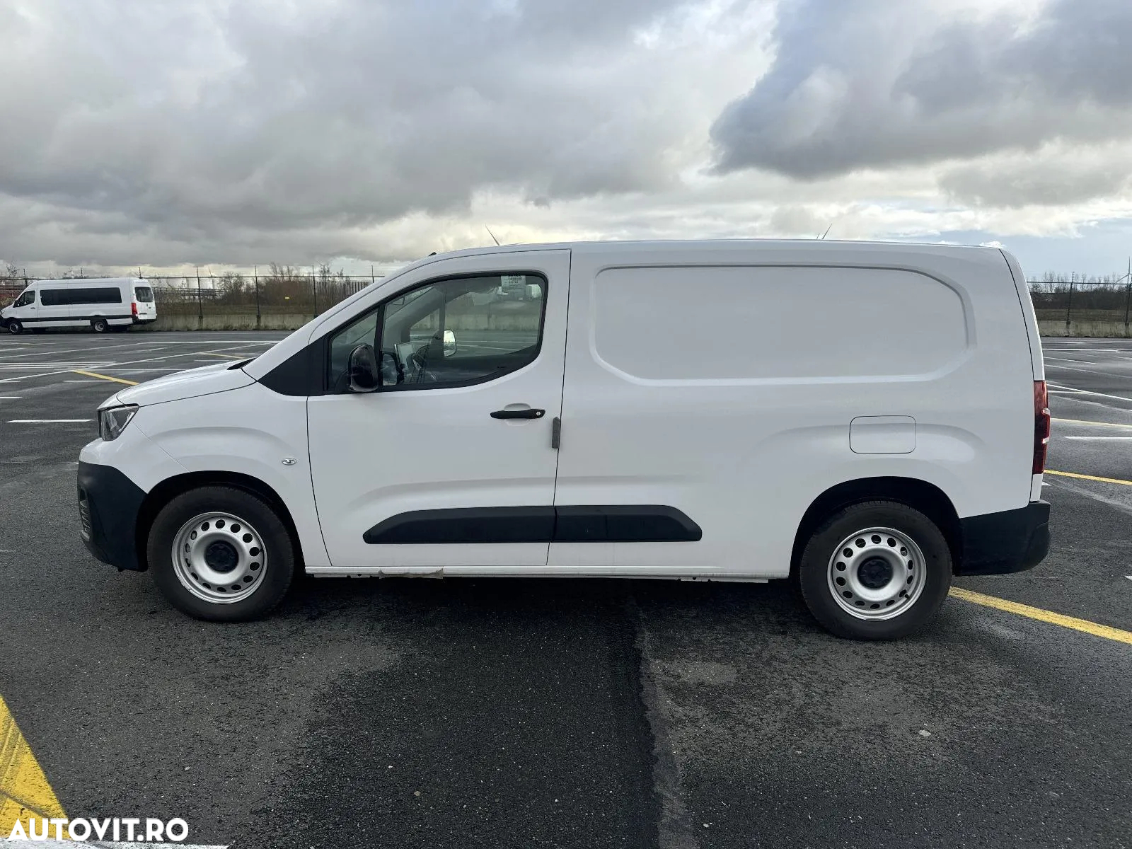 Peugeot E-PARTNER L2H1 Mid-High Grade 50kw/h AT - 2