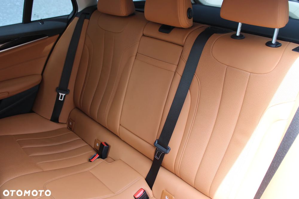 BMW Seria 5 530i xDrive mHEV - 20