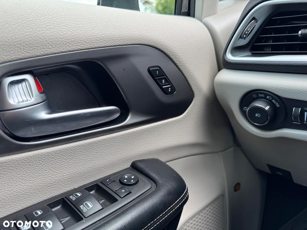 Chrysler Pacifica - 26