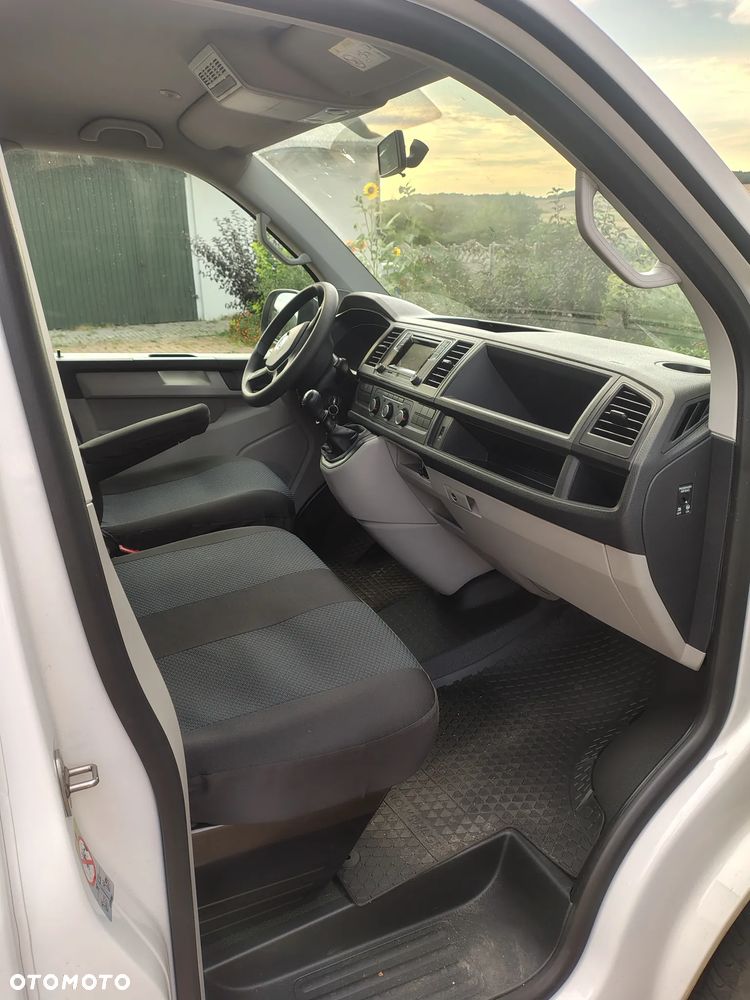 Volkswagen Caravelle - 10