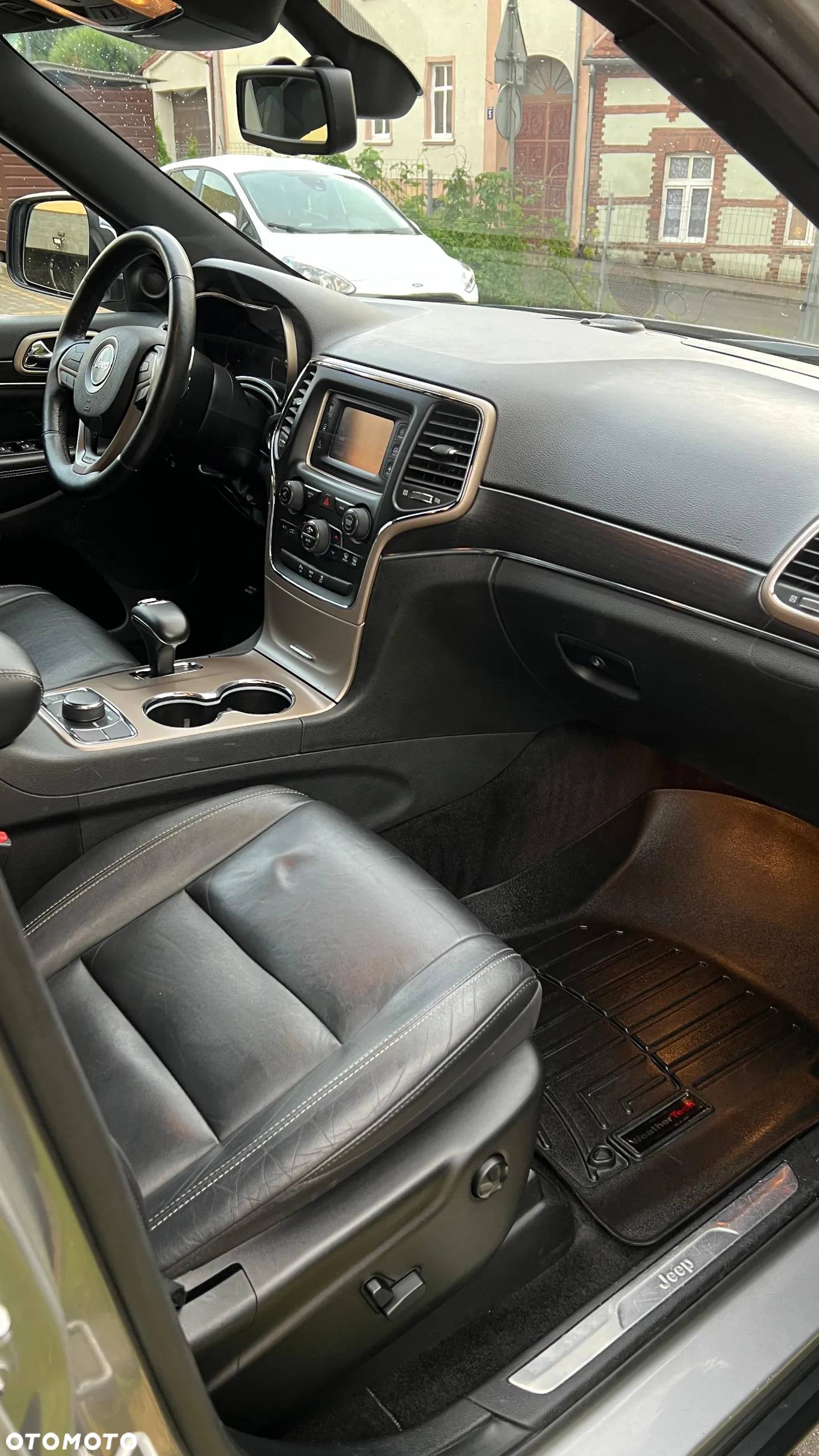 Jeep Grand Cherokee - 12