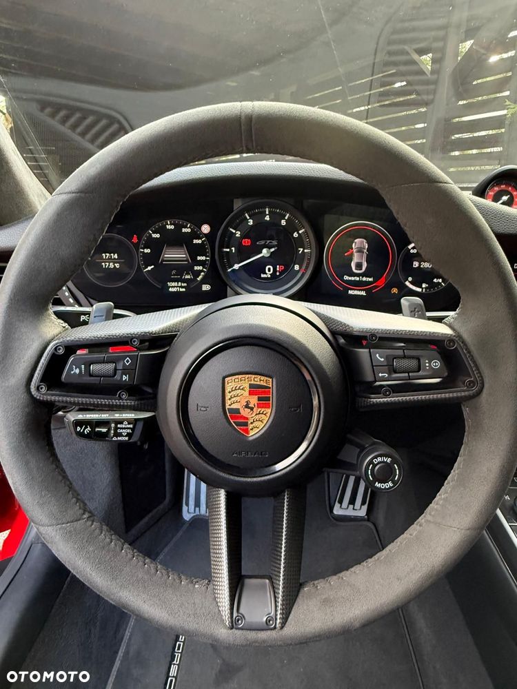 Porsche 911 Carrera GTS - 12