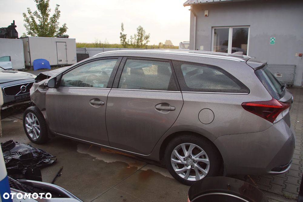 Auto na części - Toyota Auris II 1.6 Valvematic 132 KM 1ZR-FAE MTM 4V8 2015R Silnik Skrzynia Drzwi Szyba Klapa Lampa Lusterko Deska Kokpit Sterownik Moduł Czujnik Licznik Wyświetlacz Kierownica - 5