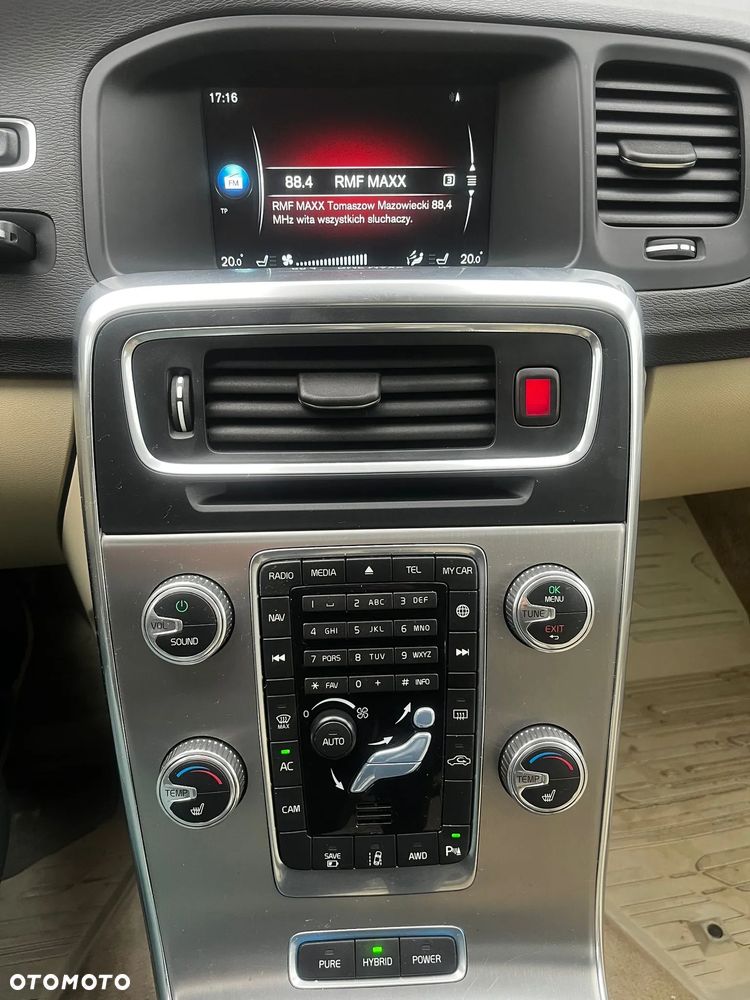 Volvo V60 D6 AWD Plug-in Hybrid R-Design Momentum - 5
