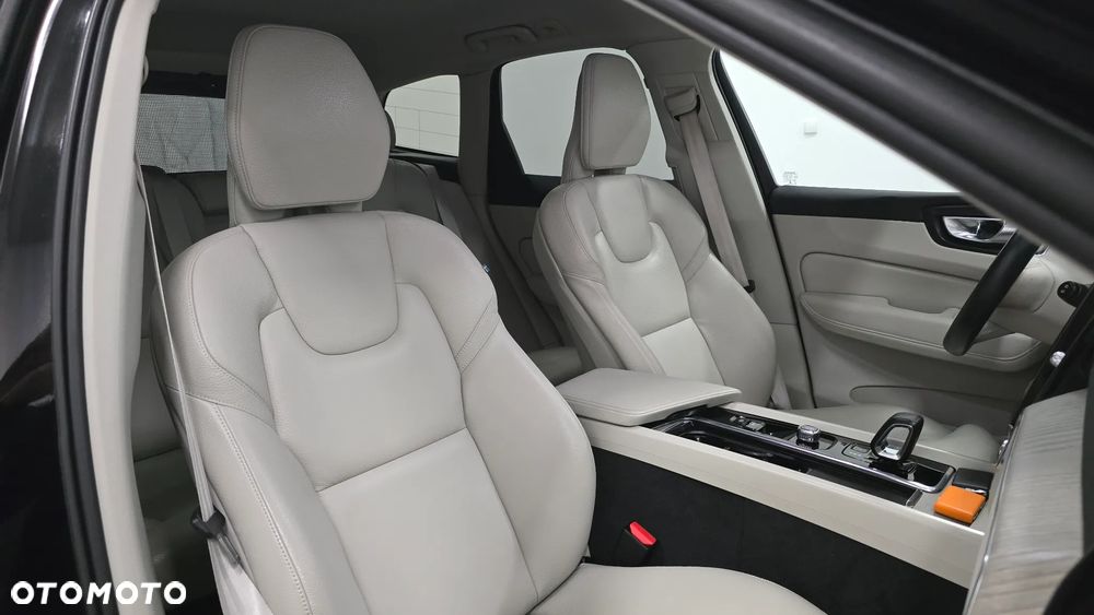 Volvo XC 60 B4 D Plus Dark - 20