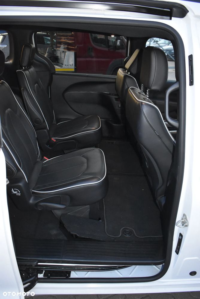 Chrysler Pacifica - 16