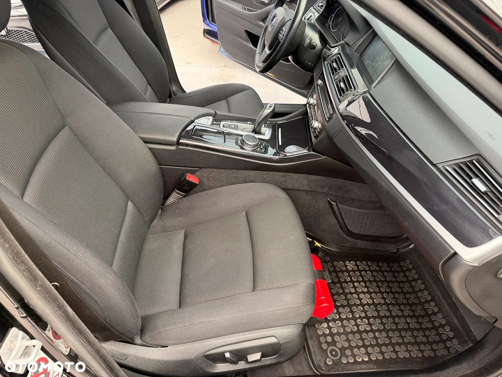 BMW Seria 5 525d xDrive - 8
